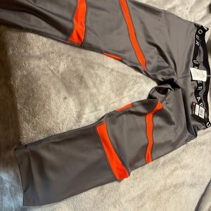 Women’s under armor leggings or workout pants